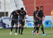 Los jugadores albos festejan el segundo gol de Rodrigo Aguirre, que sirvió para el empate transitorio