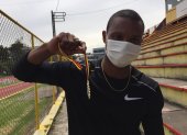 Álex Quiñónez, velocista ecuatoriano, muestra su medalla de oro tres ganar una de las pruebas.