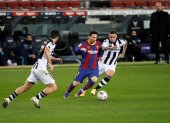 Lionel Messi, ofensivo de Barcelona, intenta eludir la marca de dos rivales del Levante.