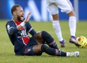 Neymar se queja por la lesión sufrida en la recta final del partido por la liga francesa
