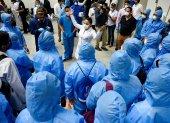 Médicos y trabajadores de salud se preparan en un improvisado hospital en el Centro de Convenciones en Guayaquil.