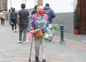 Mujeres durante sus labores de trabajo en el centro histórico.