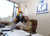 Roberto Passailaigue, interventor y rector de la Universidad de Guayaqauil; y Monserrat Bustamante, vicerrectora y miembro de la CIFI.