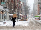 Vista de una calle en Nueva York, que enfrenta la mayor nevada en años, este 17 de diciembre de 2020.