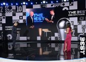 Robert Lewandowski, delantero polaco, recibe el premio a mejor jugador del año.