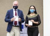 La presidenta del CNE Diana Atamaint recibió de parte del embajador de la Unión Europea en Ecuador, Charles- Michel Geurts, los insumos de bioseguridad.