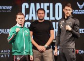 "Canelo" Álvarez (i), en la foto oficial ante su contrincante (d).