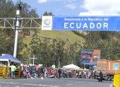 Vista de migrantes venezolanos llegando al Puente de Rumichaca para entrar a Ecuador.