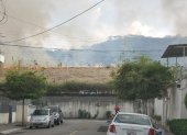 En el cerro de los Ceibos en la tarde de sábado 19 de diciembre los bomberos trabajan en apagar un incendio.