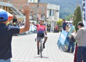 Franklin Revelo, del Team Jonathan Caicedo, lideró ayer la tercera etapa del Tour de la Juventud tras cronometrar 2 horas, 5 minutos y 44 segundos.