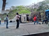 Grúas de la ATM junto a la ayuda del personal de la CTE y Cuerpos de Bomberos trabajan en remover el pesado automotor.