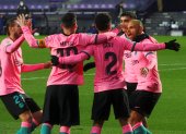 Los jugadores del Barcelona festejan en uno de los tres goles que marcaron para soñar con volver a la pelea