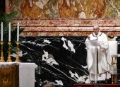 Vatican City (Vatican City State (holy See)), 24/12/2020.- Pope Francis during his homely as he leads a Christmas Eve mass to mark the nativity of Jesus Christ, at St Peter"s basilica in the Vatican, 24 December 2020. (Papa) EFE/EPA/VINCENZO PINTO / POOL