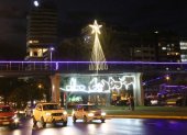 Pese a la pandemia y a las restricciones de movilidad, el Municipio de Quito mantuvo la tradición de decoración navideña en el sur, centro, norte y periferias de la capital. En la avenida Naciones Unidas, por ejemplo, se colocó un pesebre de neón.