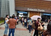En la estación de la aerovía en Durán se formó una larga columna de usuarios.