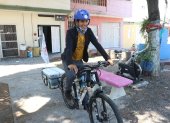 Alberto Hidalgo, activista quien lleva consigo la bandera del ciclismo.