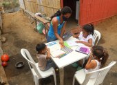 En el patio de las casas de Monte Sinaí, muchos niños buscan seguir sus estudios a pesar de no estar matriculados en una escuela.
