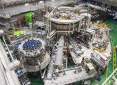 25/12/2020 El sol artificial coreano bate récord de operación de plasma.

La Investigación Avanzada Tokamak Superconductora de Corea (KSTAR), un dispositivo de fusión superconductor también conocido como el sol artificial coreano, estableció el nuevo récord mundial al mantener el plasma de alta temperatura durante 20 segundos con una temperatura de iones de más de 100 millones de grados.

POLITICA EUROPA ESPAÑA INVESTIGACIÓN Y TECNOLOGÍA
KSTAR