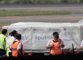 Operarios descargan, el 24 de diciembre de 2020, de un avión de Aerolíneas Argentinas los primeros contenedores de la vacuna rusa Sputnik V contra la covid-19.