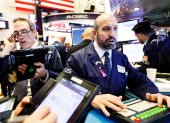 Intermediarios financieros observan el desarrollo del mercado en la Bolsa de Nueva York, Estados Unidos.