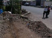 Entorno. Así como se observa en la imagen, permanecen la mayoría de aceras del cantón. Hay desde pedazos de concreto, hasta basura en los sitios.