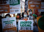 Cientos de personas participan en una manifestación a favor del Proyecto de ley sobre el Aborto legal en Buenos Aires (Argentina).
