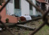 En marzo, las personas dejaban los ataúdes de sus deudos en la calle ante el colapso de las funerarias