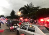 Los hinchas de Liga de Quito estuvieron en el redondel de El Condado. La policía tuvo problemas para alejarlos del lugar