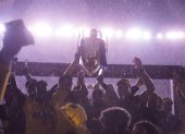 Los jugadores de Barcelona festejaron a media luz la corona 16 en el estadio Rodrigo Paz.