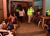 La Gobernación del Guayas y la Intendencia de Policía Nacional realiza un operativo en un prostíbulo que pasó por alto el sello de clausura.