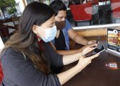 Usuarias de un restaurante en Guayaquil utilizan sus celulares para aceder al menú a través del código QR, eso se hace ahora por bioseguridad.