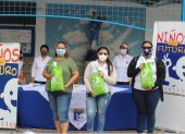 La fundación Niños con Futuro entregó a las familias varios kits de productos.