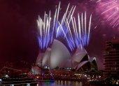 Australia, que también recibió el Año Nuevo también, mantiene los famosos fuegos artificiales de Sídney.