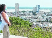 Paisaje. Dos guayaquileños observan la ciudad, desde uno de sus miradores, como reflexionando en mejores días para el Puerto Principal.
