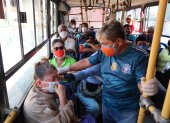 Los pasajeros en la metrovía con mascarillas, por obligación, y con temor.