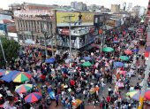 Ciudadanos se aglomeran mientras hacen compras navideñas en el popular sector de San Victorino, en Bogotá (Colombia).