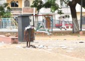 Los tachos de basura que hay en el interior de los parques están oxidados y siempre permanecen repletos de desechos, en medio de los juegos infantiles en desuso.