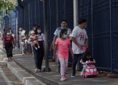 Caminata. Las familias salieron a caminar alrededor del Malecón, pese a que estaba cerrado. No todos obedecen la medida de usar mascarillas.