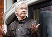 Australian computer programmer and WikiLeaks founder Julian Assange speaks to the media from the balcony of the Ecuadorian Embassy in London, Britain, 19 May 2017 (reissued 04 January 2021). British media report London"s Old Bailey courthouse ruled on 04 January 2021 Julian Assange cannot be extradited from Britain to USA to face espionage charges over the publication of secret US military documents. (Reino Unido, Estados Unidos, Londres) EFE/EPA/ANDY RAIN *** Local Caption *** 53529984 Old Bailey courthouse rules WikiLeaks founder Julian Assange cannot be extradited to USA