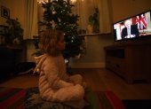 London (United Kingdom), 04/01/2021.- Emilienne, 7, listens to Britain"s Prime Minister Boris Johnson addressing the nation setting out new emergency measures to control the spread of coronavirus, in London, Britain, 04 January 2021. Johnson in a televised speech to the nation announced a new national lockdown across England. (Reino Unido, Londres) EFE/EPA/FACUNDO ARRIZABALAGA
