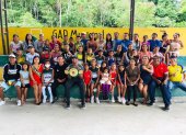 Carlos Góngora rodeado de los niños de la escuela de boxeo del GAD de Tena.