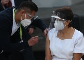 Una médica recibe la vacuna contra la covid-19, en Ciudad de México (México).