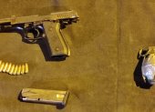 La pistola y granada que se encontró en el pabellón de máxima seguridad de la penitenciaría de Guayaquil.