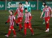 Los jugadores del Atlético de Madrid se retiran decepcionados tras la eliminación en la Copa del Rey