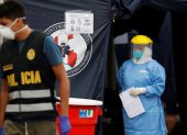Personal médico recibe a pacientes con síntomas del covid-19 para practicarles pruebas en Lima