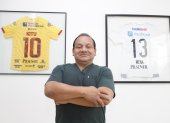 Las camisetas de Damián Díaz y Ángel Mena forman parte de la colección que tiene el galeno.
