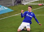 Mathew Hoppe, delantero del Schalke, celebra uno de sus goles en el triunfo.