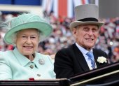 Ascot (United Kingdom), 19/06/2012.- (FILE) - Britain"s Queen Elizabeth II (L) and her husband Prince Philip, Duke of Edinburgh arrive to attend Ladies Day at Royal Ascot race meeting, in Ascot, Britain, 21 June 2012 (reissued 09 January 2021). According to Buckingham palace, the royal couple have received vaccinations against COVID-19. (Reino Unido, Edimburgo) EFE/EPA/ANDY RAIN *** Local Caption *** 53893779