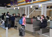 Viajeros piden información en los counter del aeropuerto internacional Mariscal Sucre, en Quito.
