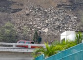 El desprendimiento de piuedras y tierra en el cerro Paraíso, a la altura de la avenida Carlos Julio Arosemena y Monjas.
